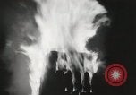 Standbild Holzfass bonfire Salem Massachusetts USA, 1930, aus Sekunde 60 historischem Filmmaterial Videoclip 65675023813