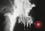 Standbild Holzfass bonfire Salem Massachusetts USA, 1930, aus Sekunde 62 historischem Filmmaterial Videoclip 65675023813