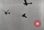 Standbild British Air Show Hendon England, 1930, aus Sekunde 36 historischem Filmmaterial Videoclip 65675023816