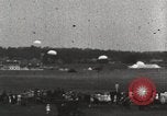 Standbild British Air Show Hendon England, 1930, aus Sekunde 60 historischem Filmmaterial Videoclip 65675023816