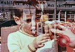 Immagine di Valutare l'usura del motore con parti irradiate Detroit Michigan USA, 1957, secondo 1 filmato di repertorio 65675023831