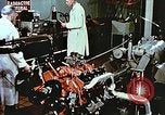 Immagine di Valutare l'usura del motore con parti irradiate Detroit Michigan USA, 1957, secondo 18 filmato di repertorio 65675023831