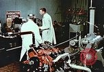 Immagine di Valutare l'usura del motore con parti irradiate Detroit Michigan USA, 1957, secondo 19 filmato di repertorio 65675023831