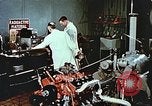 Immagine di Valutare l'usura del motore con parti irradiate Detroit Michigan USA, 1957, secondo 20 filmato di repertorio 65675023831