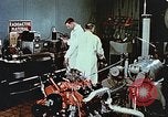 Immagine di Valutare l'usura del motore con parti irradiate Detroit Michigan USA, 1957, secondo 21 filmato di repertorio 65675023831
