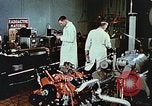 Immagine di Valutare l'usura del motore con parti irradiate Detroit Michigan USA, 1957, secondo 22 filmato di repertorio 65675023831
