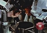 Immagine di Valutare l'usura del motore con parti irradiate Detroit Michigan USA, 1957, secondo 30 filmato di repertorio 65675023831