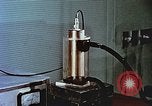 Immagine di Valutare l'usura del motore con parti irradiate Detroit Michigan USA, 1957, secondo 31 filmato di repertorio 65675023831