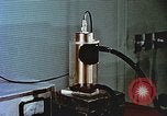Immagine di Valutare l'usura del motore con parti irradiate Detroit Michigan USA, 1957, secondo 32 filmato di repertorio 65675023831