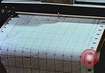 Immagine di Valutare l'usura del motore con parti irradiate Detroit Michigan USA, 1957, secondo 34 filmato di repertorio 65675023831