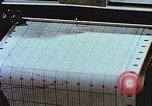 Immagine di Valutare l'usura del motore con parti irradiate Detroit Michigan USA, 1957, secondo 36 filmato di repertorio 65675023831