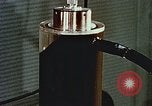 Immagine di Valutare l'usura del motore con parti irradiate Detroit Michigan USA, 1957, secondo 38 filmato di repertorio 65675023831