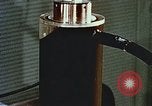 Immagine di Valutare l'usura del motore con parti irradiate Detroit Michigan USA, 1957, secondo 39 filmato di repertorio 65675023831