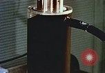Immagine di Valutare l'usura del motore con parti irradiate Detroit Michigan USA, 1957, secondo 40 filmato di repertorio 65675023831
