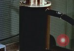 Immagine di Valutare l'usura del motore con parti irradiate Detroit Michigan USA, 1957, secondo 41 filmato di repertorio 65675023831
