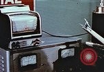Immagine di Valutare l'usura del motore con parti irradiate Detroit Michigan USA, 1957, secondo 43 filmato di repertorio 65675023831