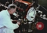 Immagine di Valutare l'usura del motore con parti irradiate Detroit Michigan USA, 1957, secondo 48 filmato di repertorio 65675023831