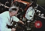 Immagine di Valutare l'usura del motore con parti irradiate Detroit Michigan USA, 1957, secondo 49 filmato di repertorio 65675023831