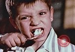 Standbild Advent der zahnärztlichen Fluorid-Behandlungen United States USA, 1957, aus Sekunde 4 historischem Filmmaterial Videoclip 65675023832