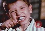 Standbild Advent der zahnärztlichen Fluorid-Behandlungen United States USA, 1957, aus Sekunde 5 historischem Filmmaterial Videoclip 65675023832