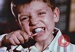 Standbild Advent der zahnärztlichen Fluorid-Behandlungen United States USA, 1957, aus Sekunde 6 historischem Filmmaterial Videoclip 65675023832