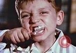 Standbild Advent der zahnärztlichen Fluorid-Behandlungen United States USA, 1957, aus Sekunde 7 historischem Filmmaterial Videoclip 65675023832