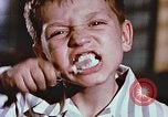 Standbild Advent der zahnärztlichen Fluorid-Behandlungen United States USA, 1957, aus Sekunde 8 historischem Filmmaterial Videoclip 65675023832