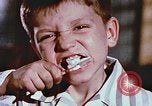 Standbild Advent der zahnärztlichen Fluorid-Behandlungen United States USA, 1957, aus Sekunde 9 historischem Filmmaterial Videoclip 65675023832