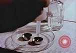 Standbild Advent der zahnärztlichen Fluorid-Behandlungen United States USA, 1957, aus Sekunde 39 historischem Filmmaterial Videoclip 65675023832