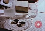 Standbild Advent der zahnärztlichen Fluorid-Behandlungen United States USA, 1957, aus Sekunde 41 historischem Filmmaterial Videoclip 65675023832