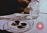 Standbild Advent der zahnärztlichen Fluorid-Behandlungen United States USA, 1957, aus Sekunde 42 historischem Filmmaterial Videoclip 65675023832
