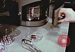 Standbild Advent der zahnärztlichen Fluorid-Behandlungen United States USA, 1957, aus Sekunde 45 historischem Filmmaterial Videoclip 65675023832