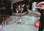 Standbild Advent der zahnärztlichen Fluorid-Behandlungen United States USA, 1957, aus Sekunde 51 historischem Filmmaterial Videoclip 65675023832