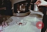 Standbild Advent der zahnärztlichen Fluorid-Behandlungen United States USA, 1957, aus Sekunde 52 historischem Filmmaterial Videoclip 65675023832