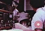 Standbild Advent der zahnärztlichen Fluorid-Behandlungen United States USA, 1957, aus Sekunde 54 historischem Filmmaterial Videoclip 65675023832