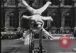 Standbild Feuerwehrleute Paris Frankreich, 1933, aus Sekunde 13 historischem Filmmaterial Videoclip 65675023846