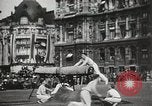 Standbild Feuerwehrleute Paris Frankreich, 1933, aus Sekunde 47 historischem Filmmaterial Videoclip 65675023846