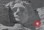 Standbild Franklin Roosevelt Mount Rushmore South Dakota USA, 1936, aus Sekunde 30 historischem Filmmaterial Videoclip 65675023850