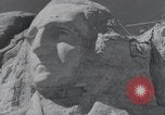 Standbild Franklin Roosevelt Mount Rushmore South Dakota USA, 1936, aus Sekunde 34 historischem Filmmaterial Videoclip 65675023850