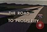 Standbild Interstate Highway System Kansas City Missouri USA, 1956, aus Sekunde 4 historischem Filmmaterial Videoclip 65675023852