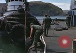Immagine di Esercito rimorchiatore docking Il Vietnam, 1967, secondo 40 filmato di repertorio 65675023887