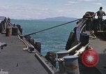Immagine di Esercito rimorchiatore docking Il Vietnam, 1967, secondo 61 filmato di repertorio 65675023887