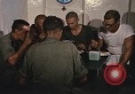 Immagine di Chiatta-gru montata Il Vietnam, 1967, secondo 10 filmato di repertorio 65675023890