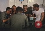 Immagine di Chiatta-gru montata Il Vietnam, 1967, secondo 18 filmato di repertorio 65675023890