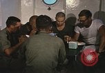 Immagine di Chiatta-gru montata Il Vietnam, 1967, secondo 30 filmato di repertorio 65675023890