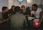 Immagine di Chiatta-gru montata Il Vietnam, 1967, secondo 33 filmato di repertorio 65675023890