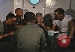 Immagine di Chiatta-gru montata Il Vietnam, 1967, secondo 37 filmato di repertorio 65675023890