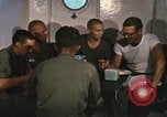 Immagine di Chiatta-gru montata Il Vietnam, 1967, secondo 45 filmato di repertorio 65675023890