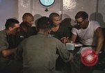 Immagine di Chiatta-gru montata Il Vietnam, 1967, secondo 51 filmato di repertorio 65675023890