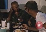 Immagine di Chiatta-gru montata Il Vietnam, 1967, secondo 59 filmato di repertorio 65675023890